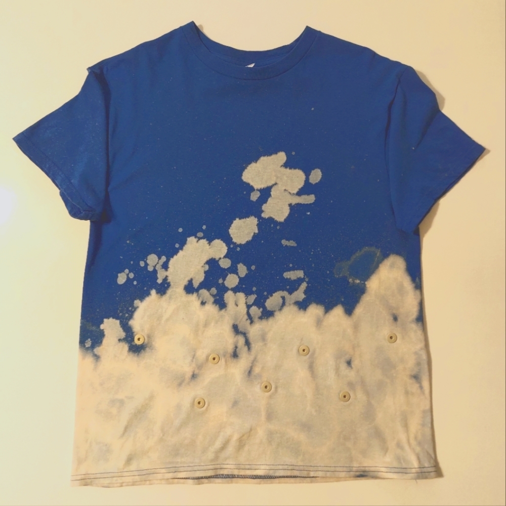 Cloud effect bleach dye tee with grommet detail